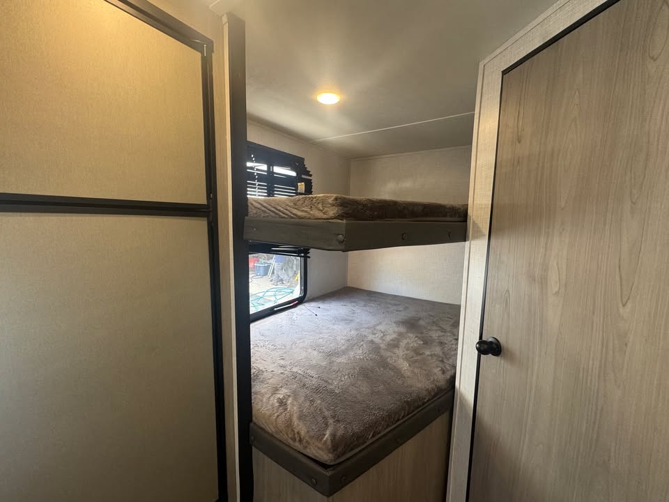 
								2023 COLEMAN LIGHT 1905BH full									