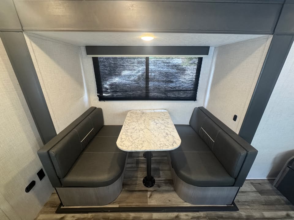 
								2023 COLEMAN LIGHT 1905BH full									