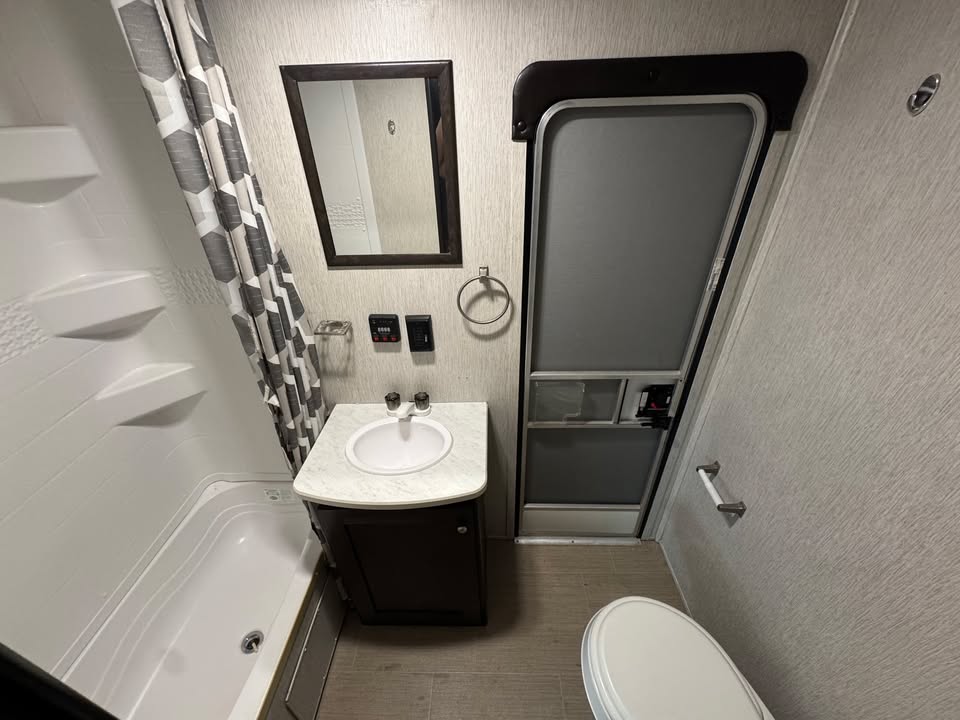 
								2019 Heartland Prowler 32LX full									