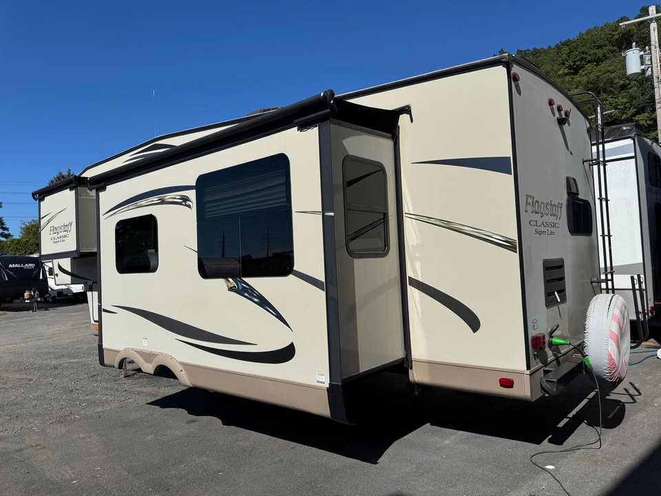 
								2017 Forest River Flagstaff 8528RKWS full									