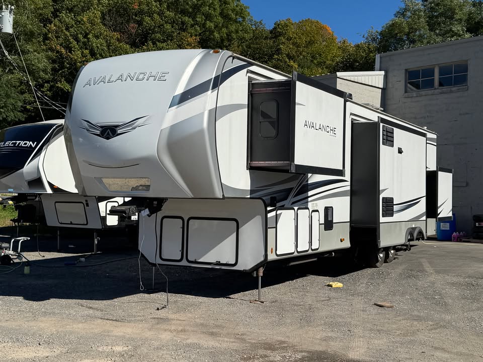 
								2022 Keystone Avalanche 390DS full									