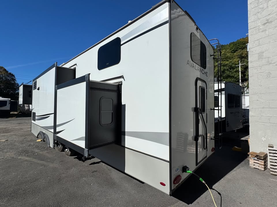 
								2022 Keystone Avalanche 390DS full									